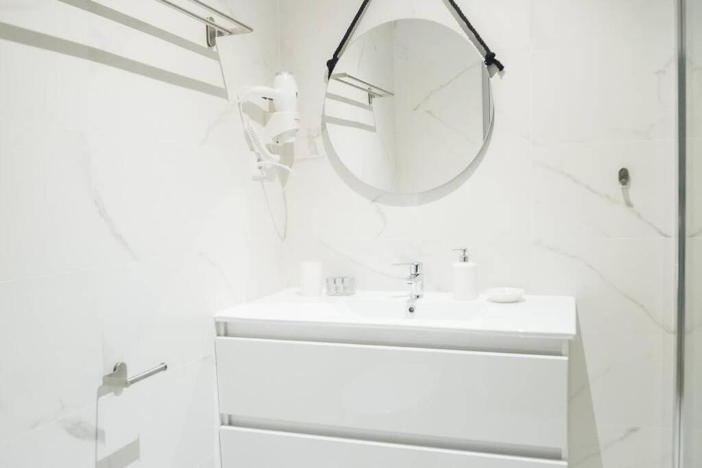 Apartamentos Plaza De Pedro Zerolo III マドリード エクステリア 写真
